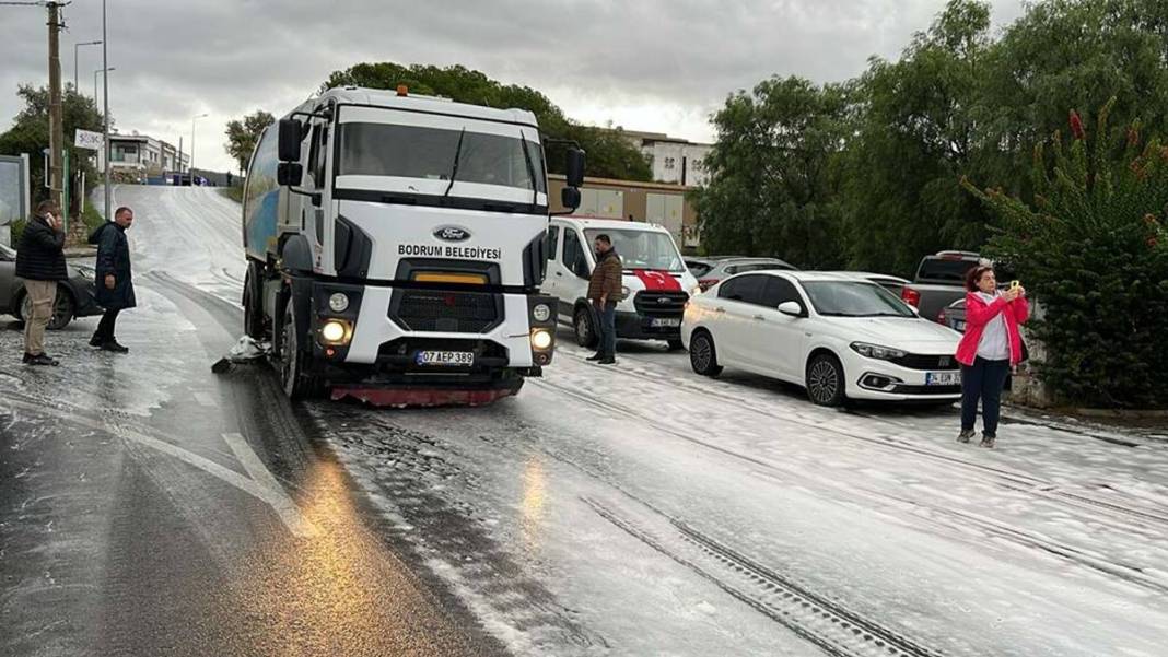 Önce tuhaf bir koku yayıldı, sonra köpükler ortaya çıktı! Mahalleliyi endişelendiren anlar 5